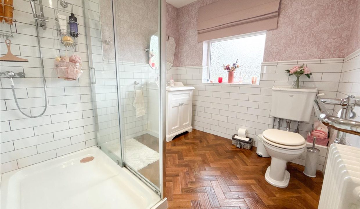 FAMILY SHOWER ROOM