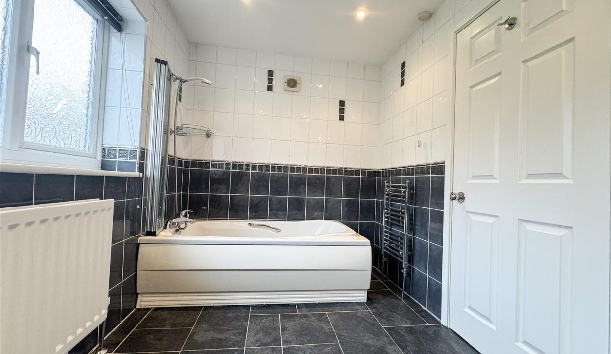 EN SUITE BATHROOM