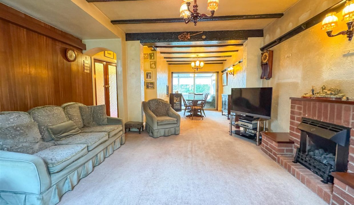 LOUNGE DINING ROOM