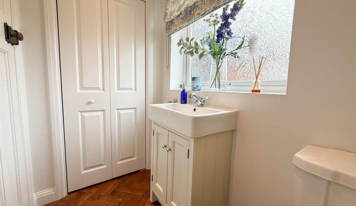DOWNSTAIRS CLOACKROOM