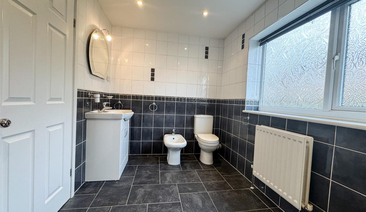 EN SUITE BATHROOM