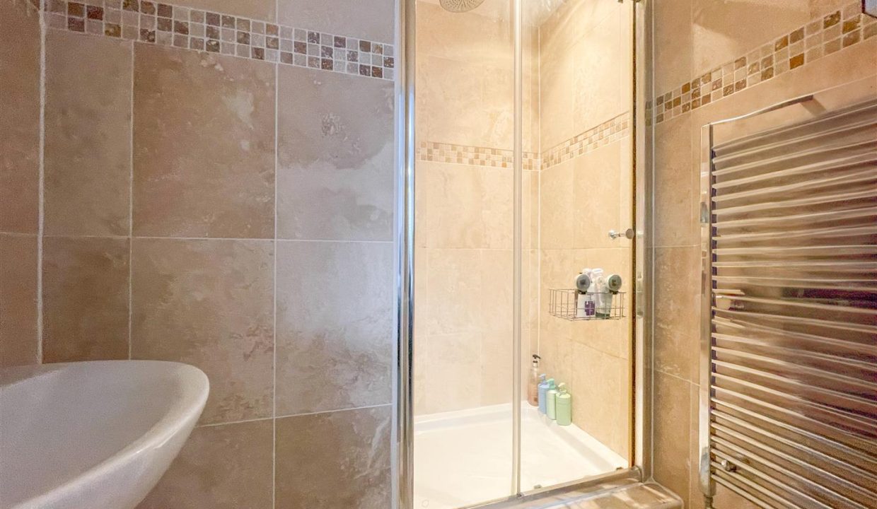 EN-SUITE SHOWER