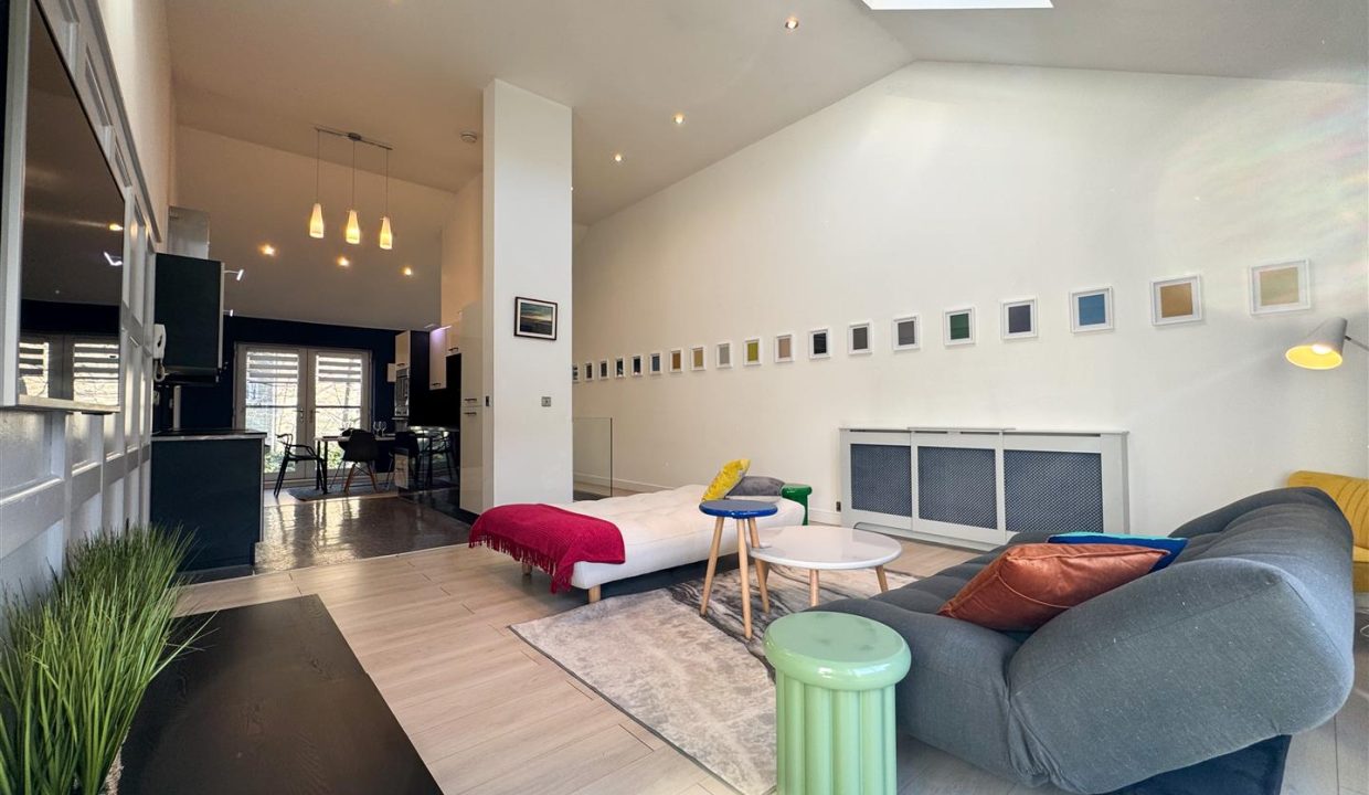 OPEN PLAN LIVING SPACE