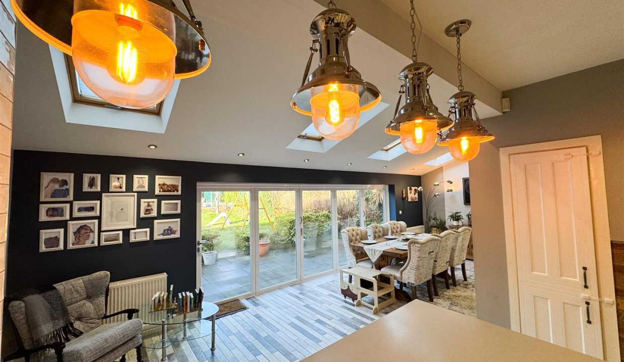 OPEN PLAN FAMILY ROOM