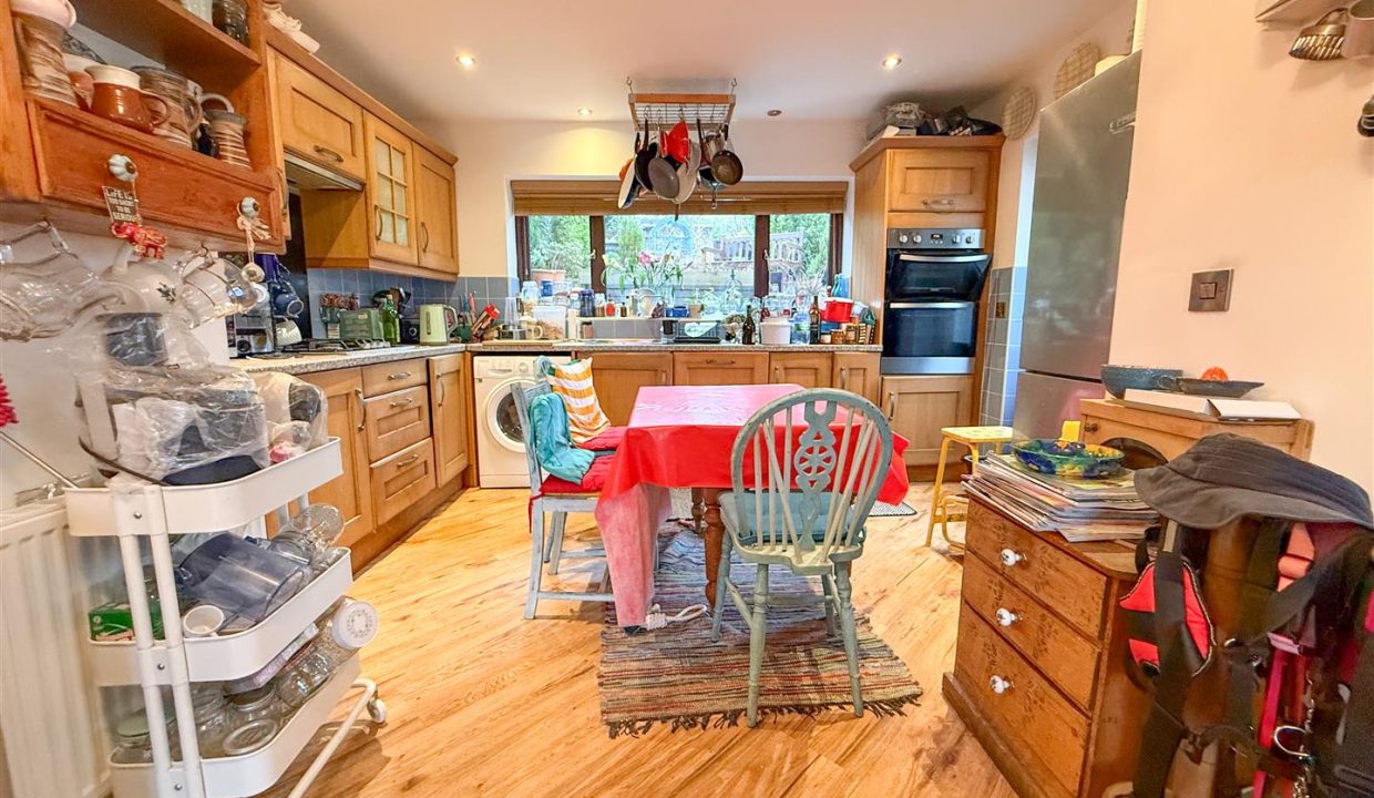 OPEN PLAN LOUNGE, KITCHEN AND DINING ROOM