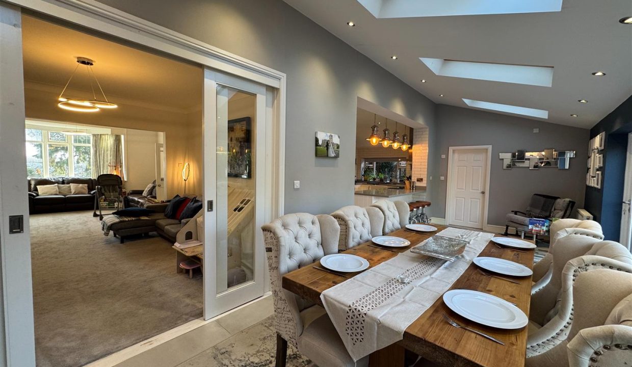 OPEN PLAN FAMILY ROOM