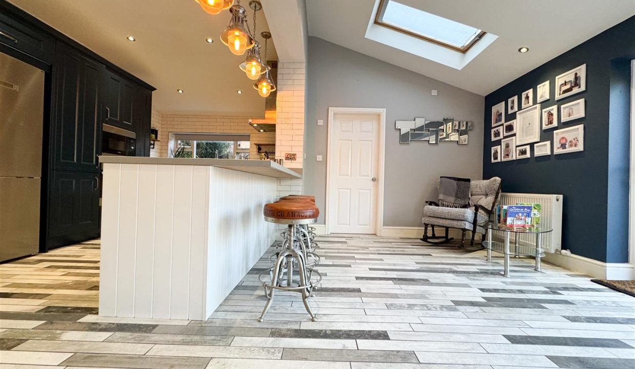 OPEN PLAN FAMILY ROOM