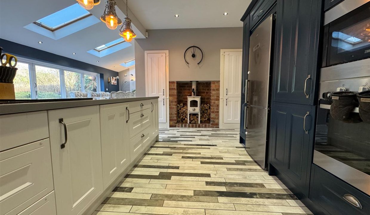 OPEN PLAN FAMILY ROOM