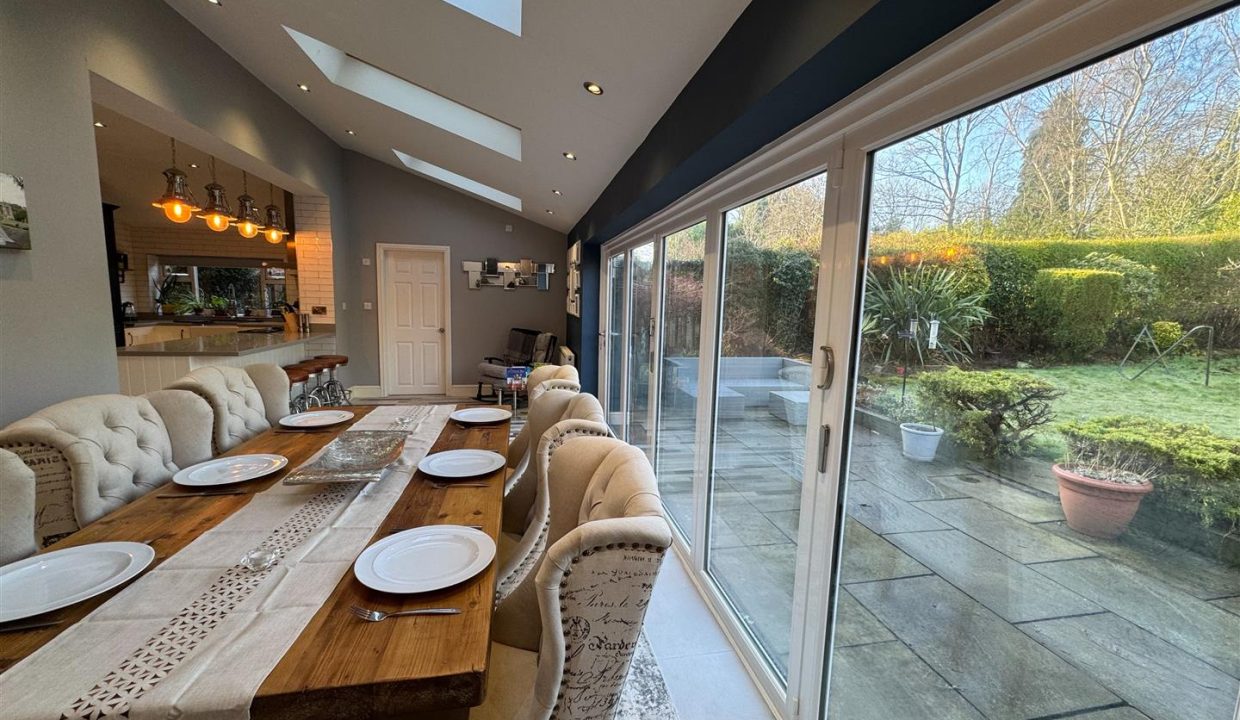 OPEN PLAN FAMILY ROOM