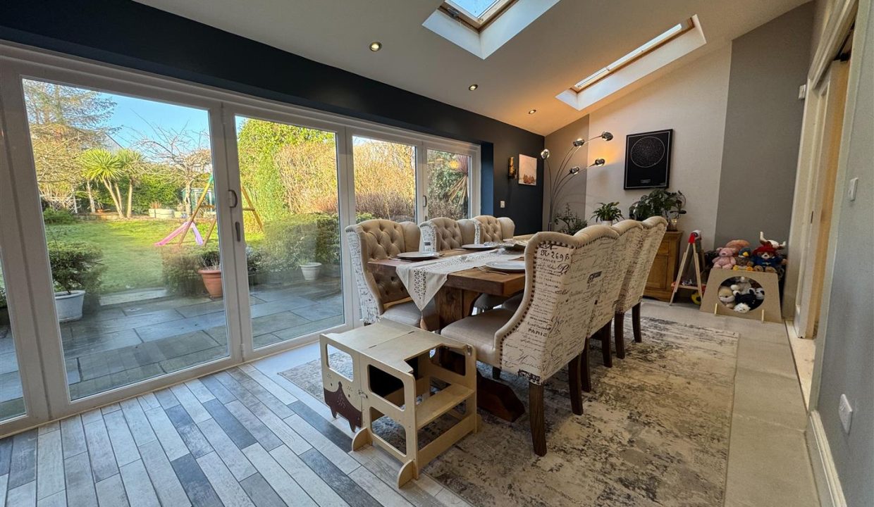 OPEN PLAN FAMILY ROOM