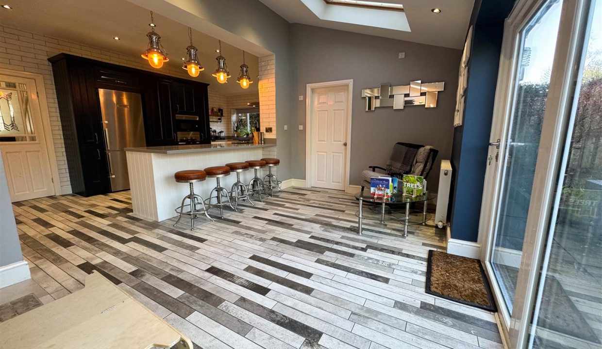 OPEN PLAN FAMILY ROOM