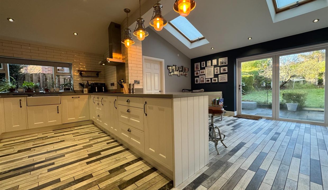 OPEN PLAN FAMILY ROOM