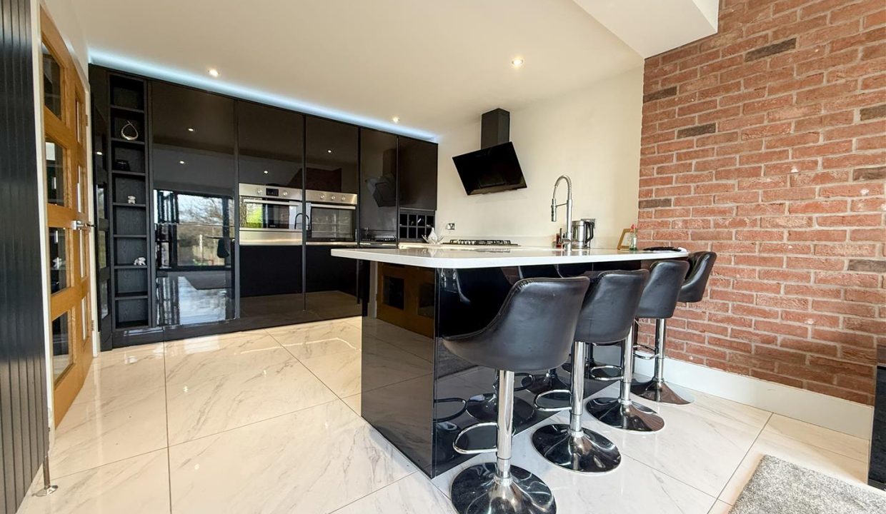 OPEN PLAN FAMILY ROOM