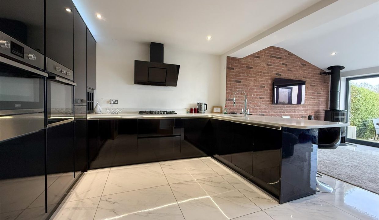 OPEN PLAN FAMILY ROOM