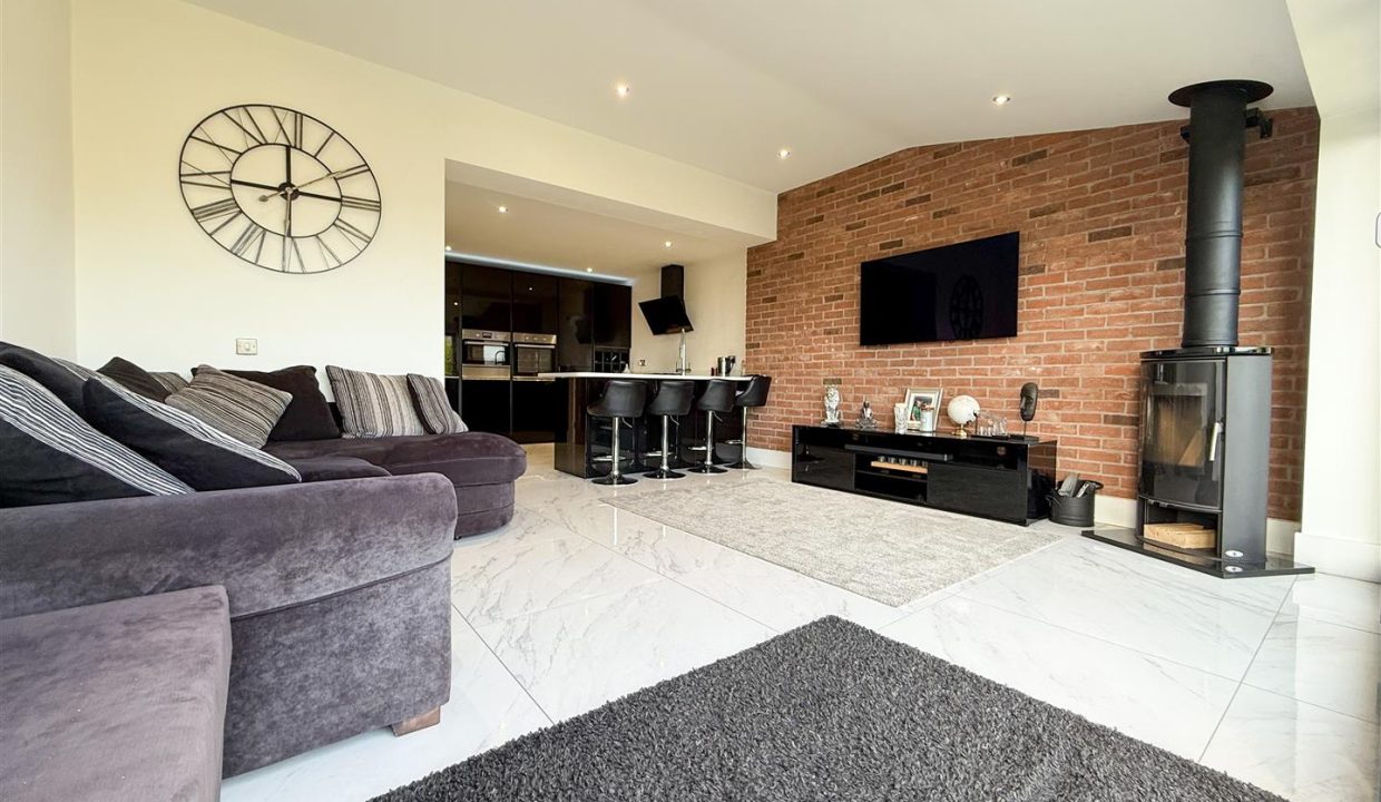 OPEN PLAN FAMILY ROOM