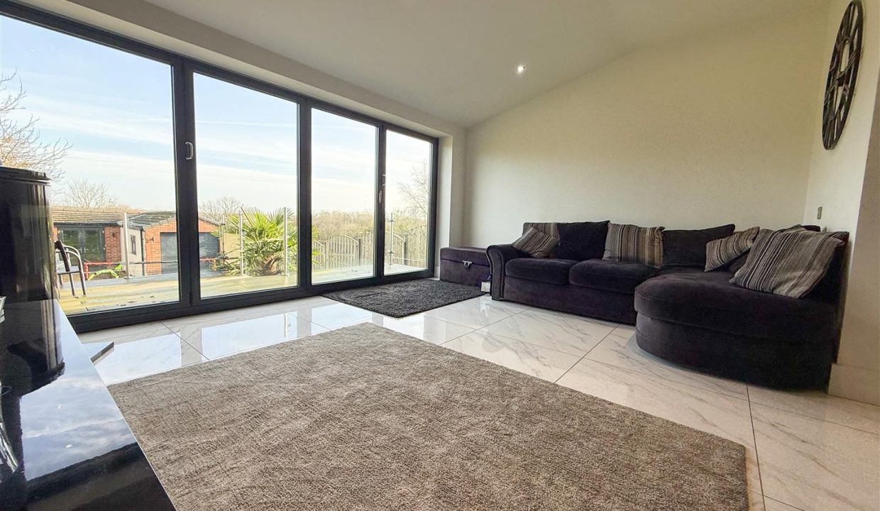 OPEN PLAN FAMILY ROOM