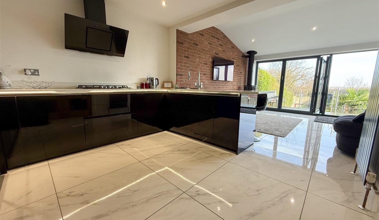 OPEN PLAN FAMILY ROOM