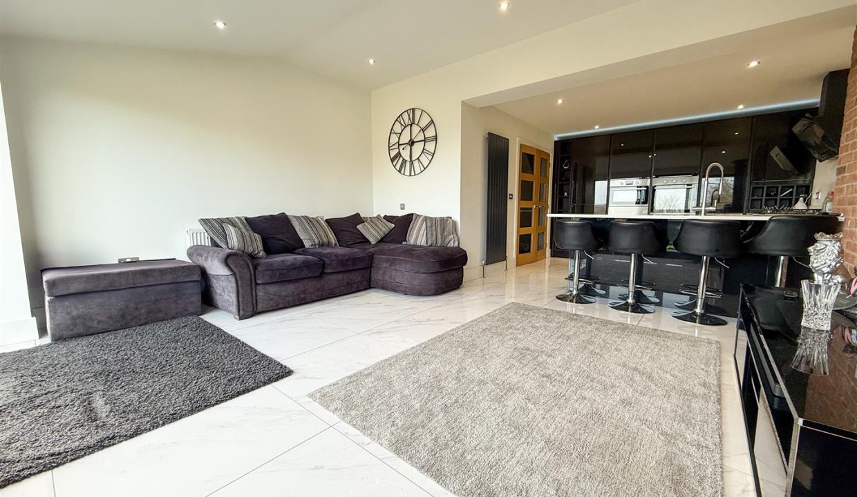 OPEN PLAN FAMILY ROOM