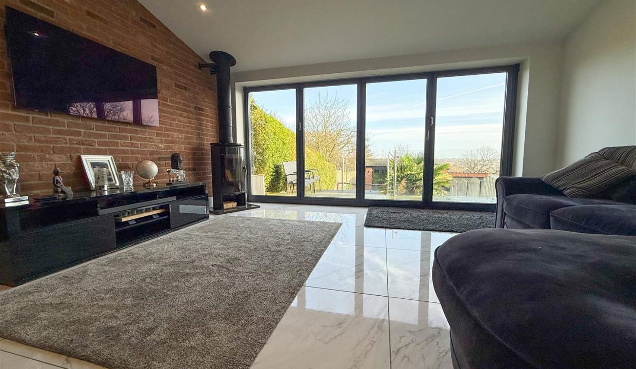 OPEN PLAN FAMILY ROOM