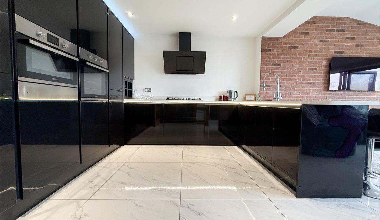 OPEN PLAN FAMILY ROOM