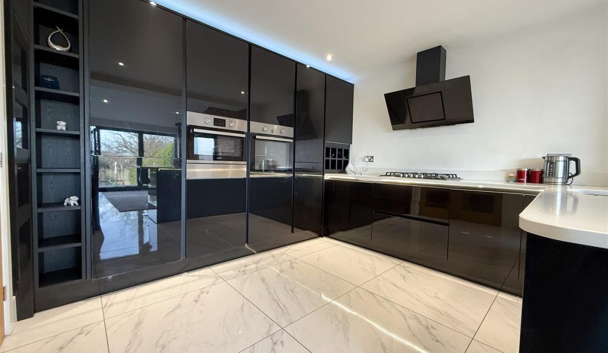 OPEN PLAN FAMILY ROOM