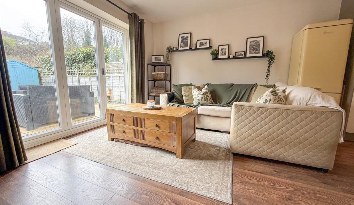 OPEN PLAN KITCHEN, DINING AND LIVING ROOM