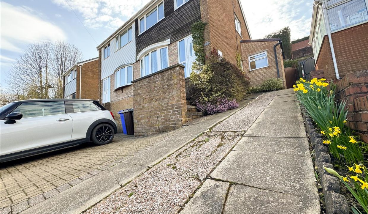 DRIVE & FRONT GARDEN