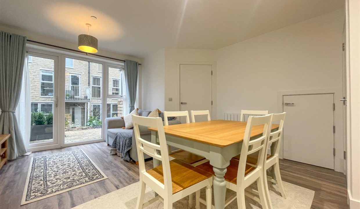 OPEN PLAN LIVING SPACE