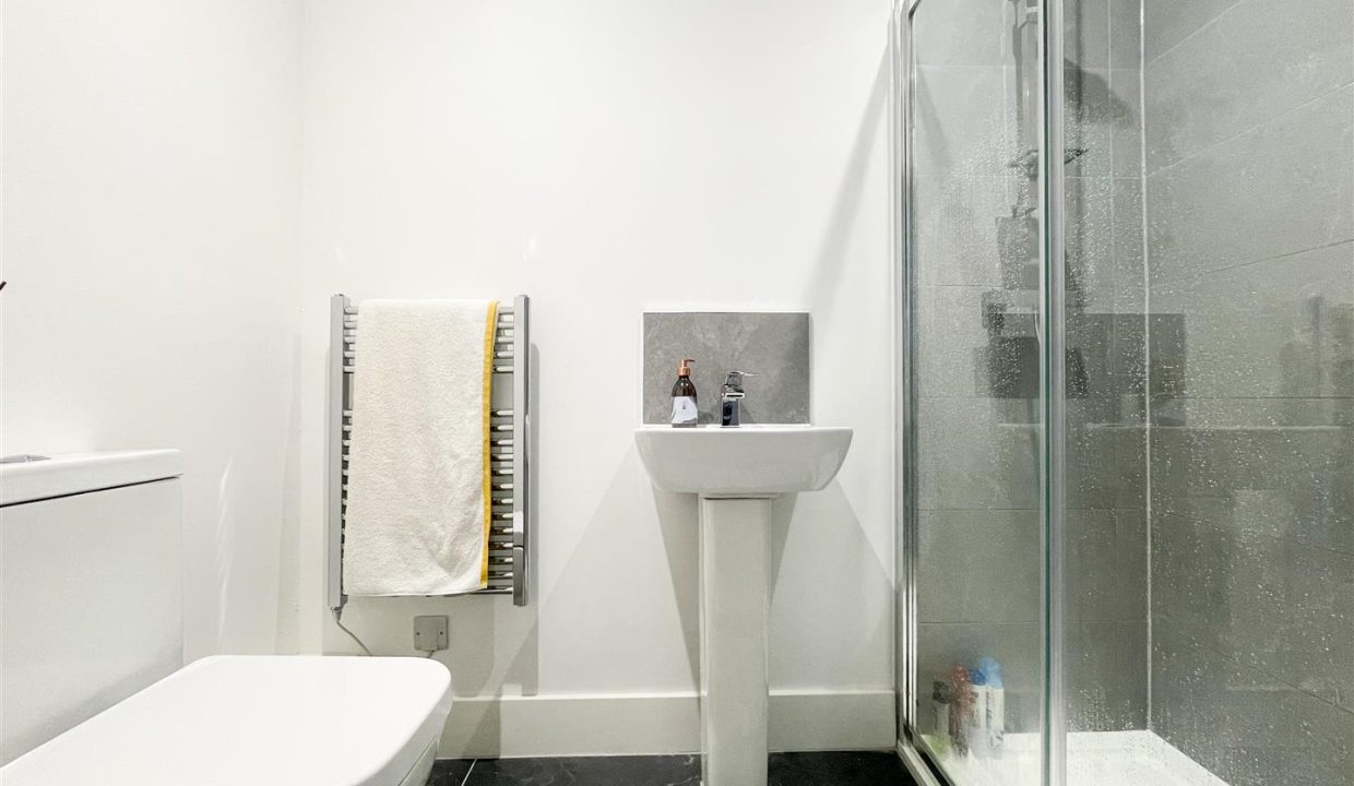 EN-SUITE SHOWER ROOM