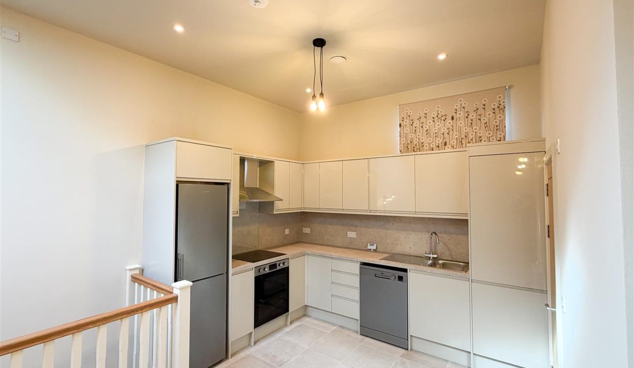 MODERN SPACIOUS KITCHEN/DINERS