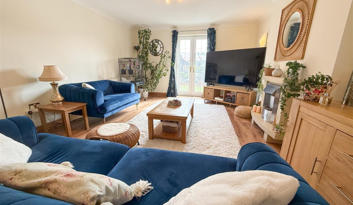 OPEN PLAN LOUNGE BREAKFAST KITCHEN