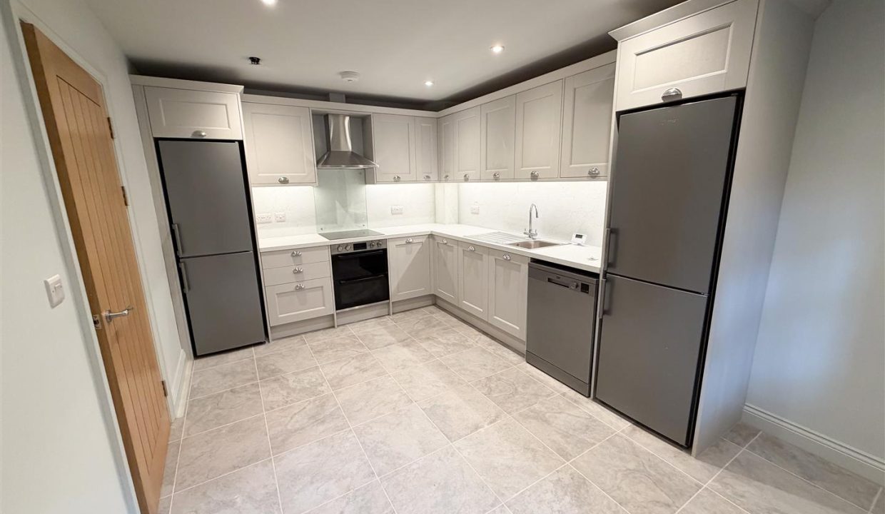 MODERN SPACIOUS KITCHEN/DINERS