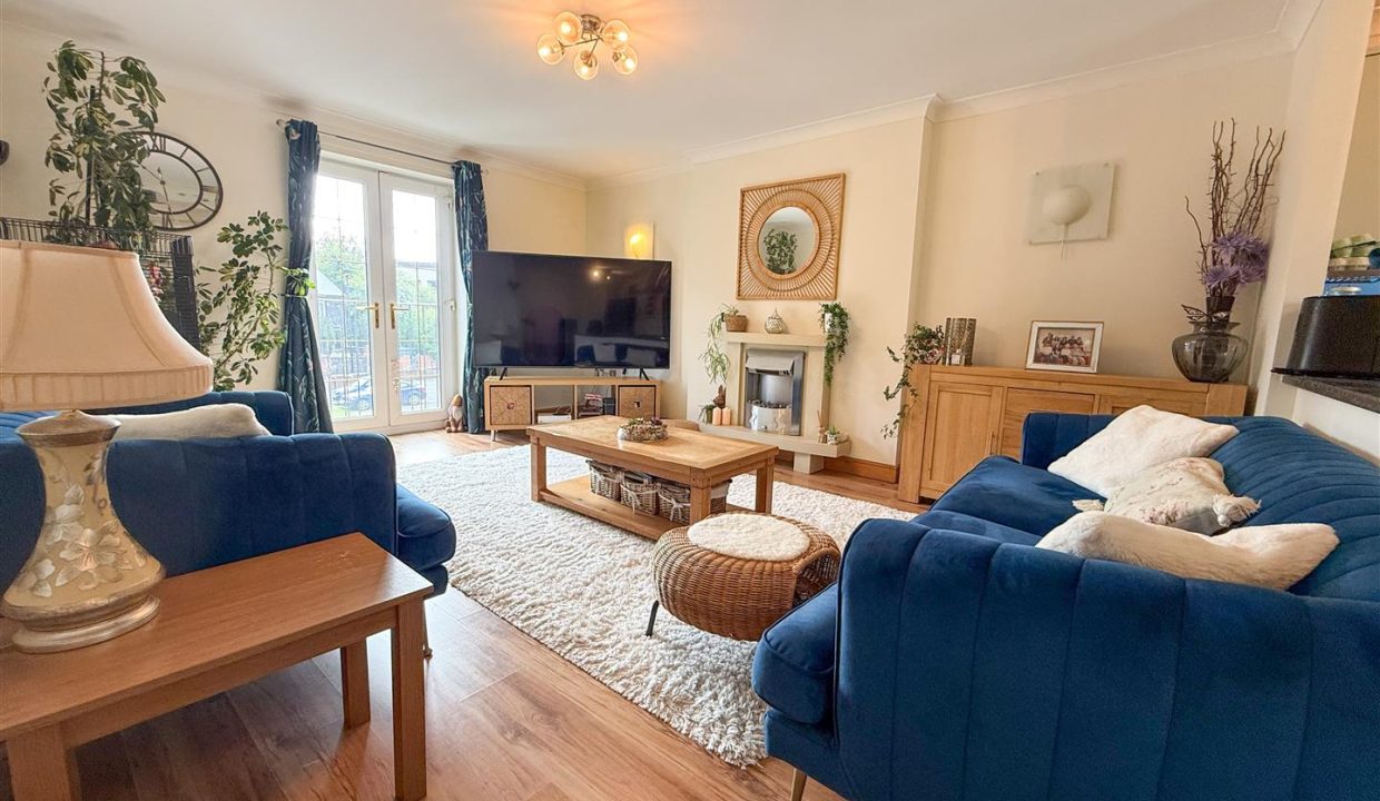 OPEN PLAN LOUNGE BREAKFAST KITCHEN