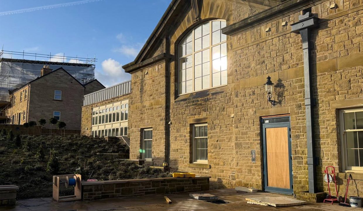 ATTRACTIVE COMMUNAL GARDEN & SECURE PARKING