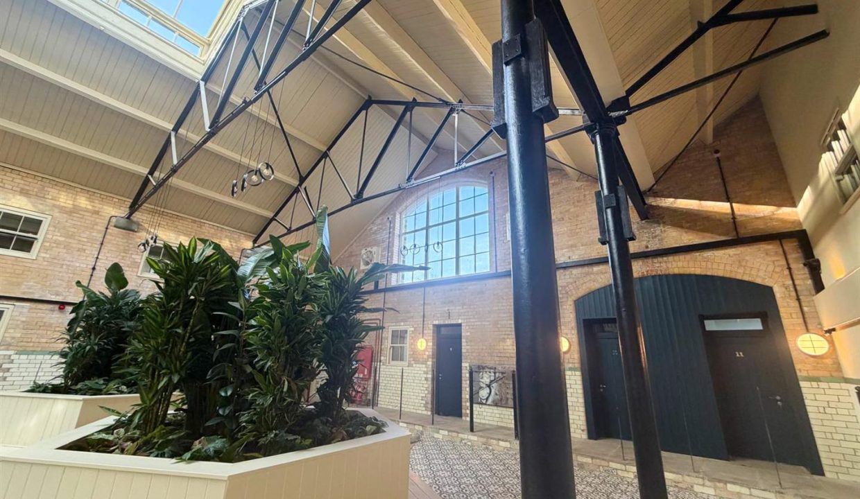 GRAND COMMUNAL ENTRANCE & HISTORIC HUB