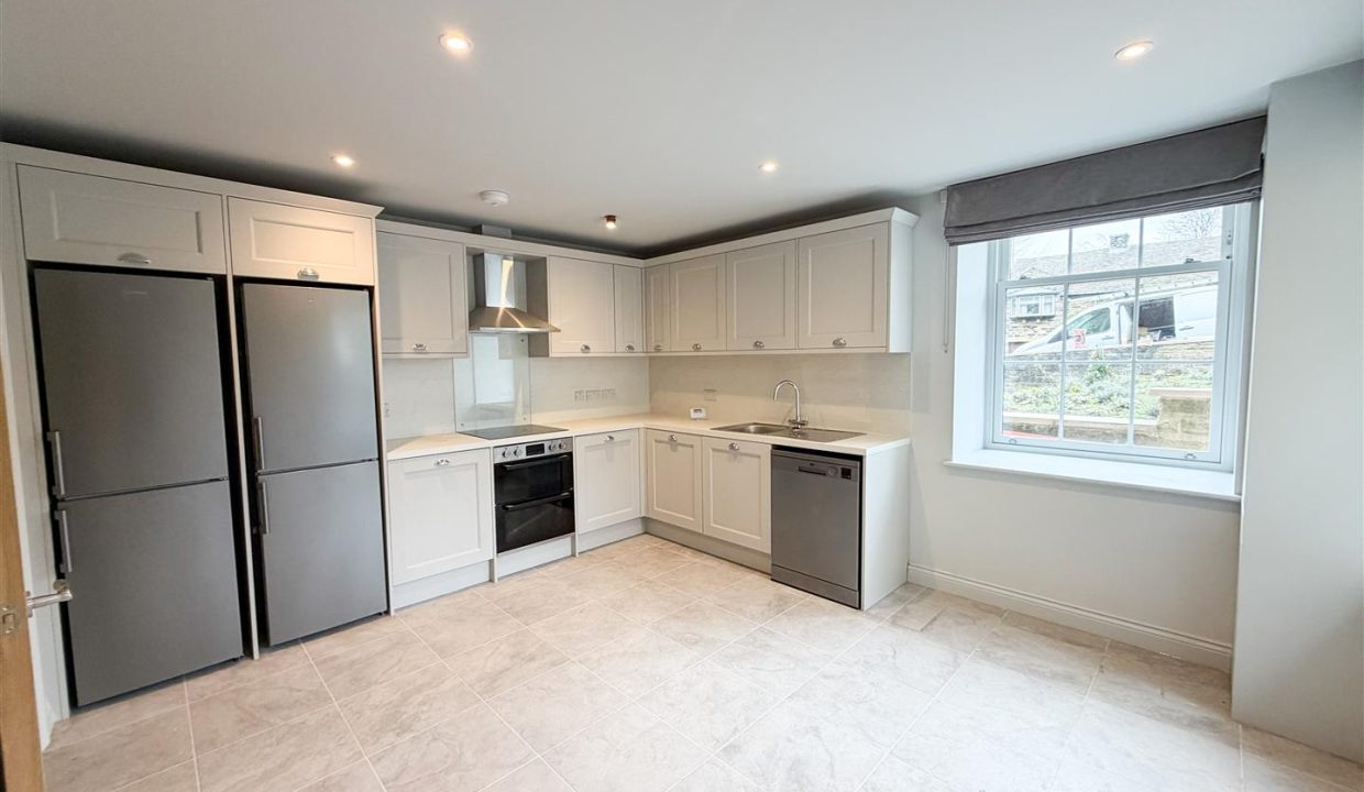 MODERN SPACIOUS KITCHEN/DINERS