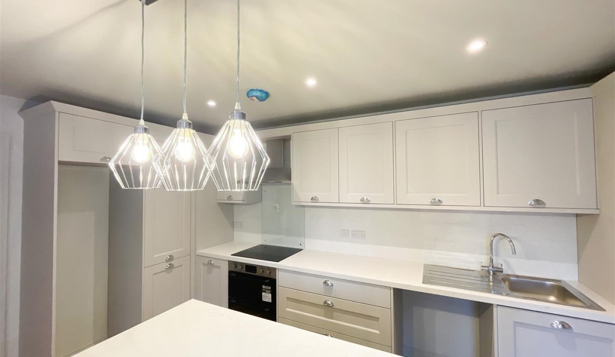 MODERN SPACIOUS KITCHEN/DINERS