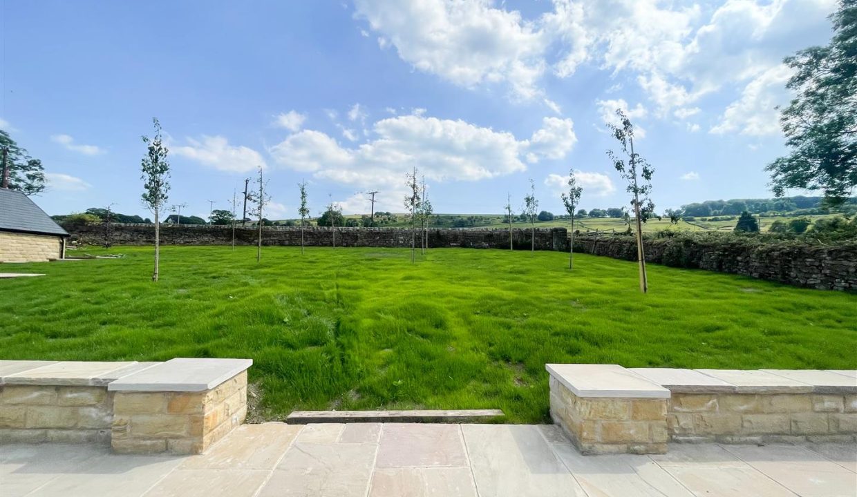 ATTRACTIVE COMMUNAL GARDEN & SECURE PARKING