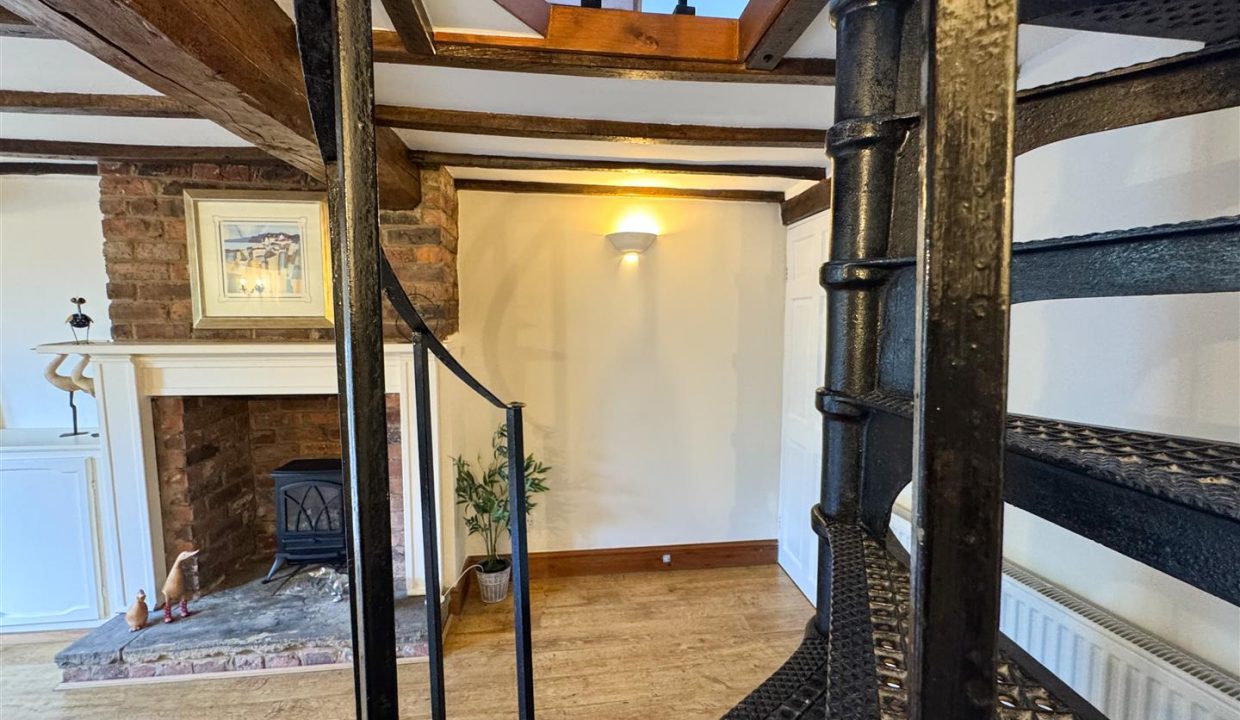 SPIRAL STAIRCASE TO FIRST FLOOR