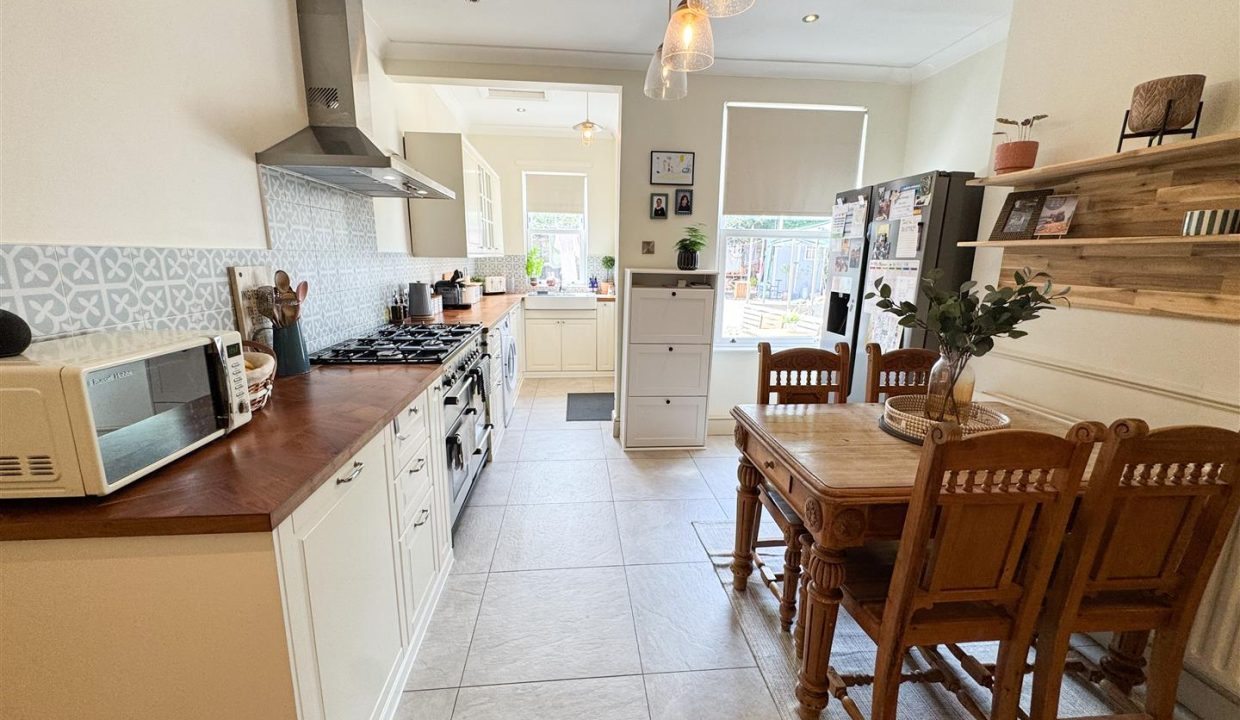 OPEN PLAN KITCHEN DINING ROOM