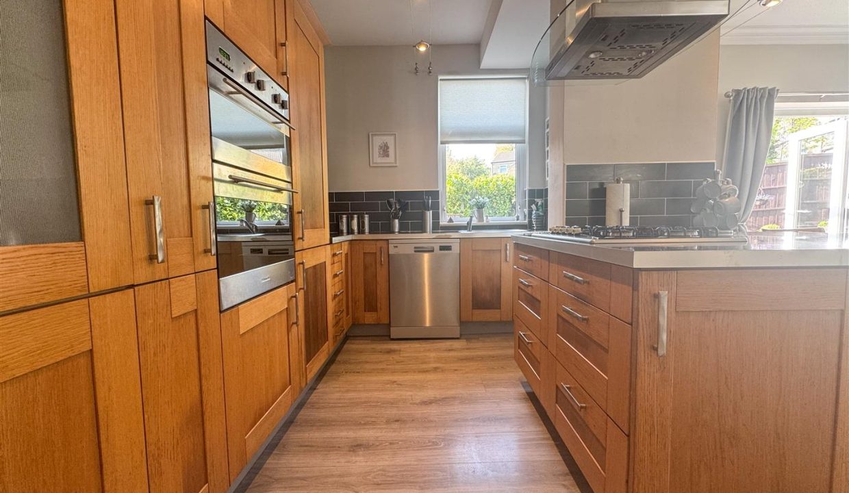 OPEN PLAN BREAKFAST DINING KITCHEN