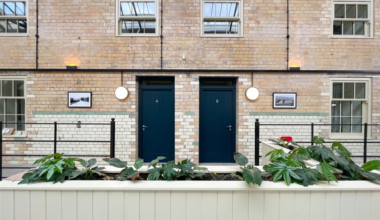GRAND COMMUNAL ENTRANCE & HISTORIC HUB