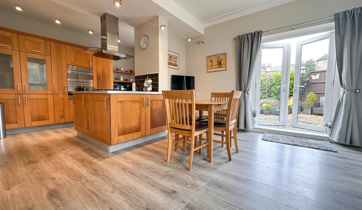 OPEN PLAN BREAKFAST DINING KITCHEN