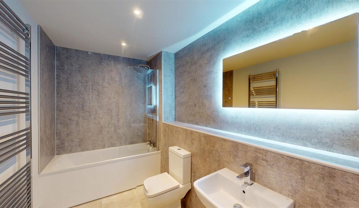 FIRST FLOOR LUXURY BATHROOM