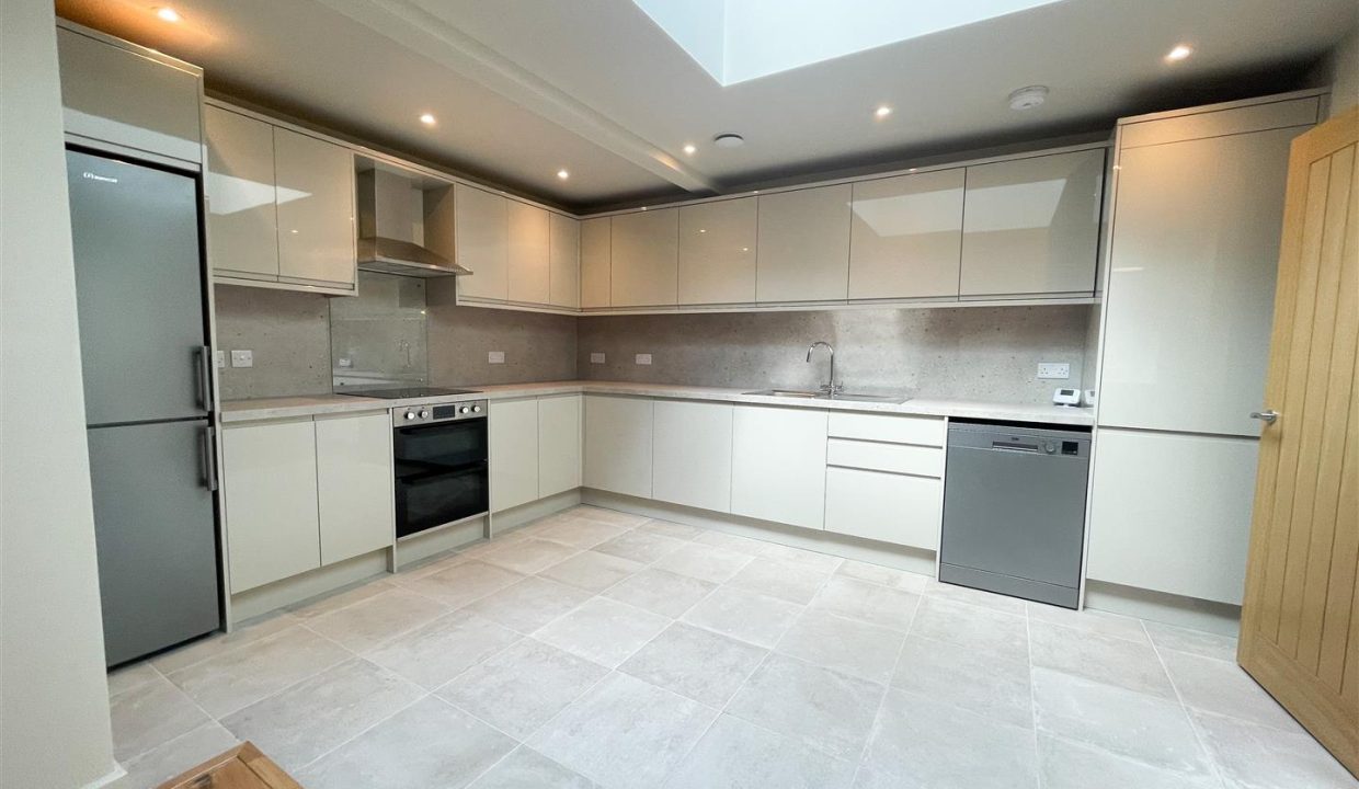 MODERN SPACIOUS KITCHEN/DINERS
