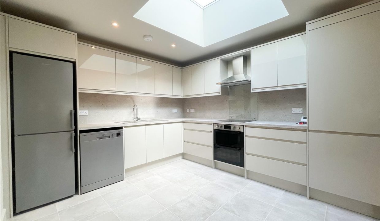 MODERN SPACIOUS KITCHEN/DINERS