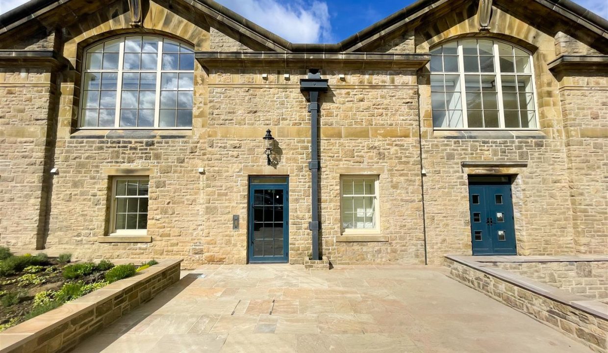 ATTRACTIVE COMMUNAL GARDEN & SECURE PARKING