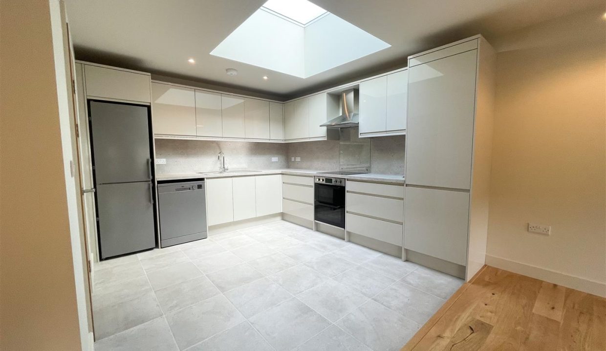 MODERN SPACIOUS KITCHEN/DINERS