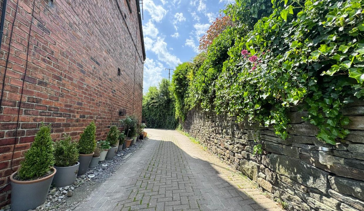 COMMUNAL DRIVE TO REAR