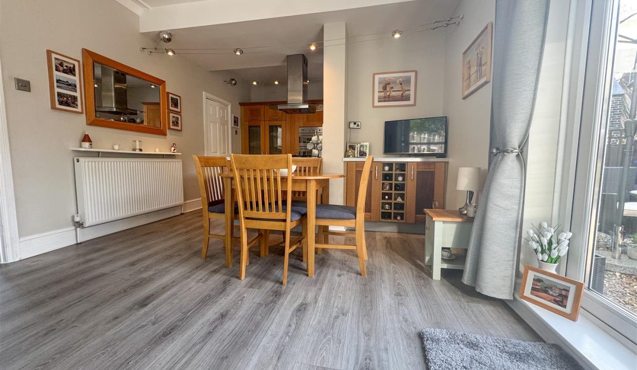 OPEN PLAN BREAKFAST DINING KITCHEN